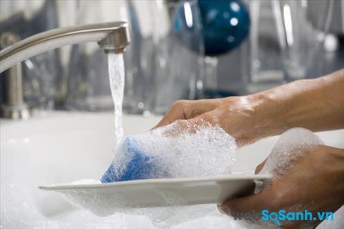 Bạn nên hòa nước rửa chén thành dung dịch, rồi dùng miếng rửa chén để rửa sạch chén đĩa