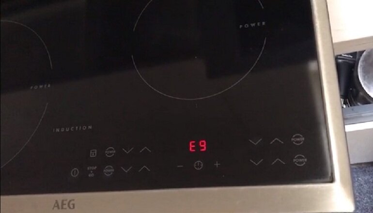 Lỗi e9 bếp từ do đèn báo nhiệt độ bị hỏng.