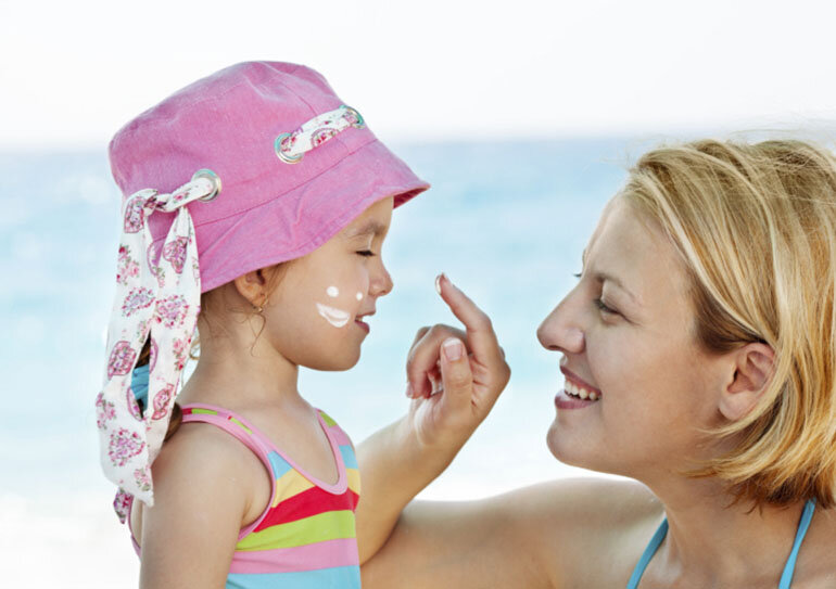 Sử dụng kem chống nắng cho bé các mẹ cần lưu ý những điểm gì ?