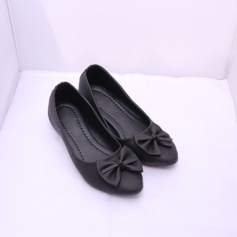 Բարձրորակ սև տիկնիկային կոշիկներ