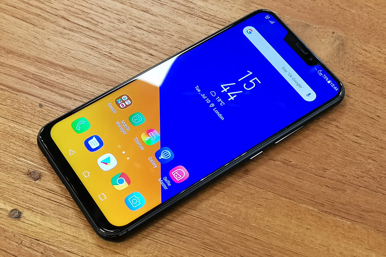 Asus Zenfone 5Z có thể sạc đầy chỉ trong 97 phút, giúp máy nhanh chóng có đủ năng lượng để vận hành mọi lúc, mọi nơi 