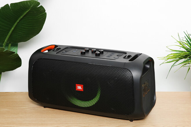 loa JBL Partybox On The Go được ưu tiên cho việc tham gia các buổi tiệc, dã ngoại