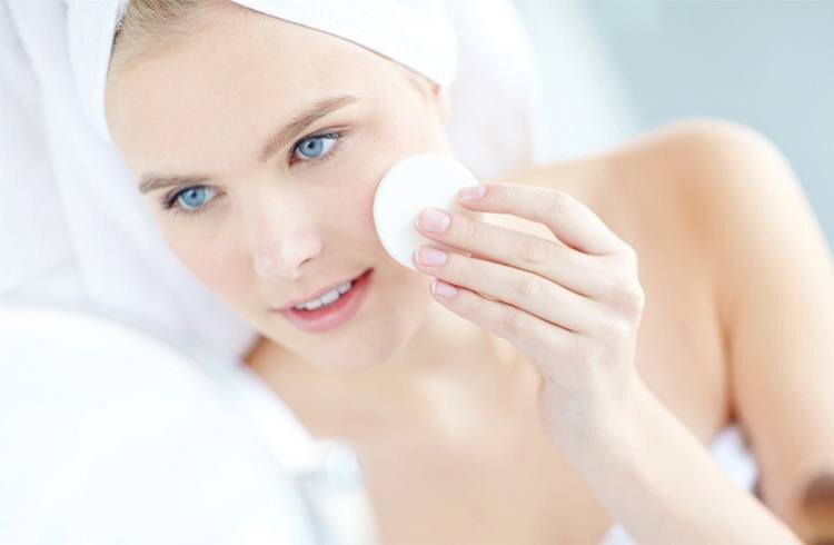 Nếu bạn có làn da nhạy cảm, dễ kích ứng và ít có thời gian chăm sóc da thì dùng nước tẩy trang sẽ phù hợp hơn so với dùng dầu tẩy trang