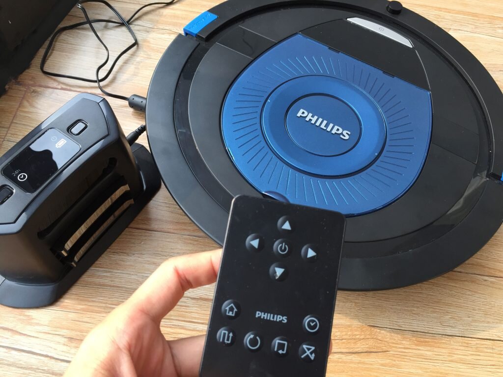 Bạn cũng có thể điều khiển robot Philips bằng điều khiển từ xa