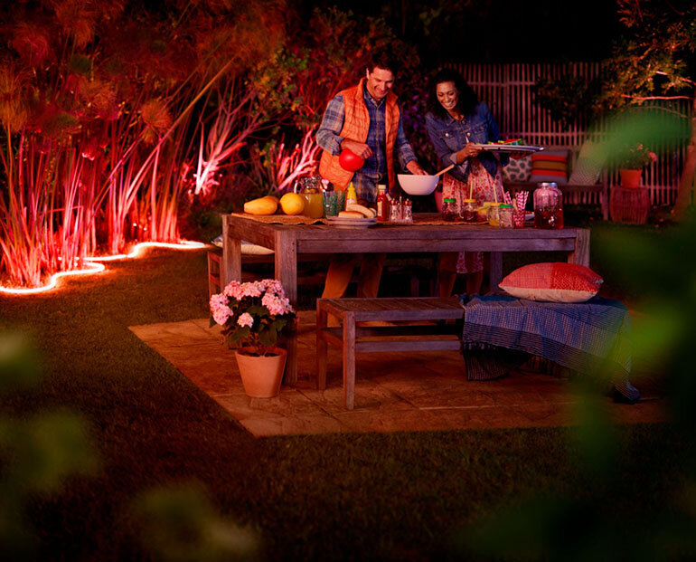 Những bữa tiệc ngoài vườn sẽ trở nên sống động hơn với Lightstrips Outdoor