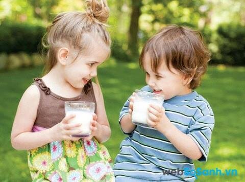 Sữa bột Abbott Pediasure B/A giàu canxi giúp bé phát triển chiều cao