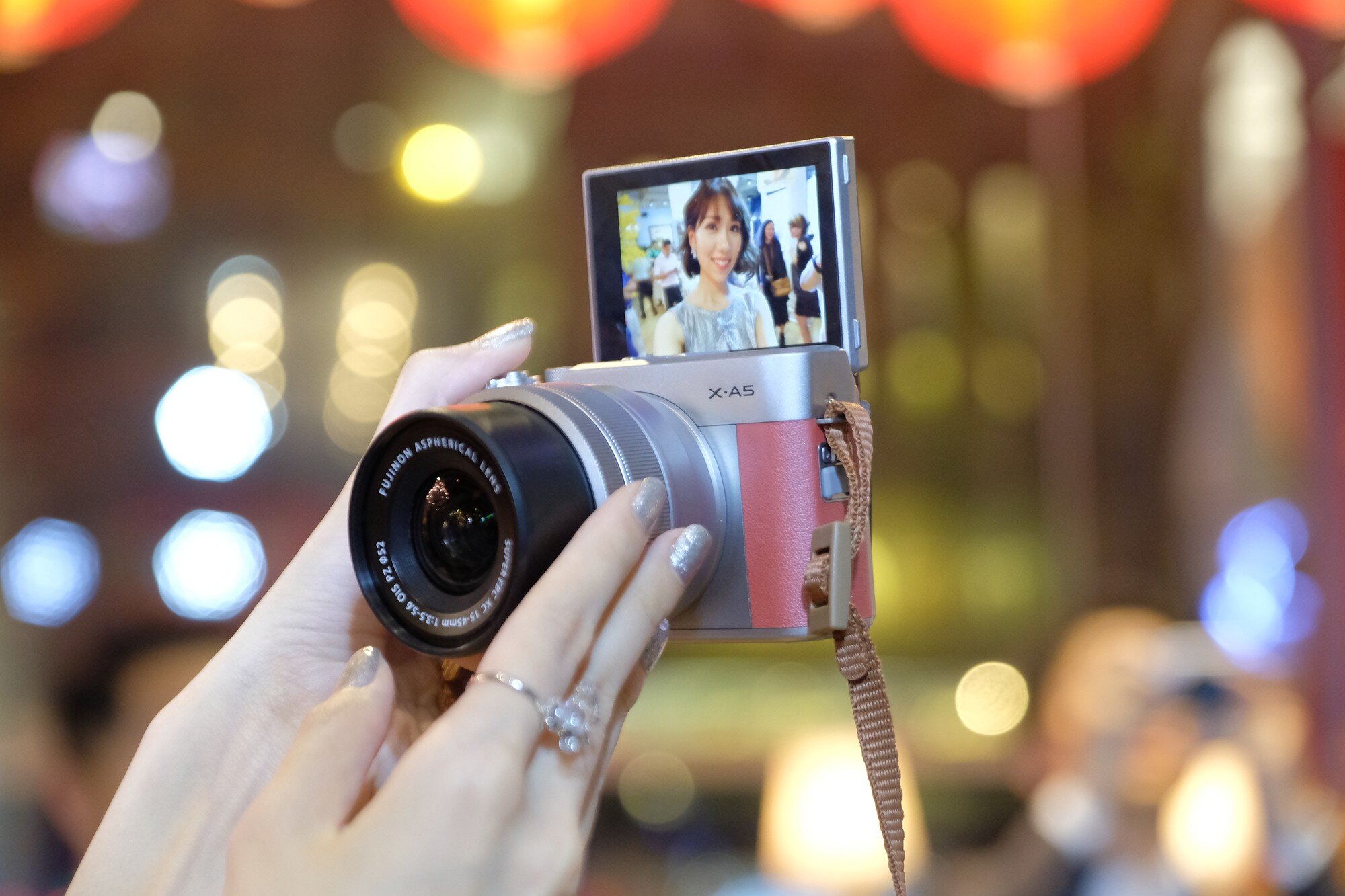 Máy ảnh Fujifilm gọn nhẹ dễ dàng đem theo bất cứ đâu, đưa lên selfie thoải mái