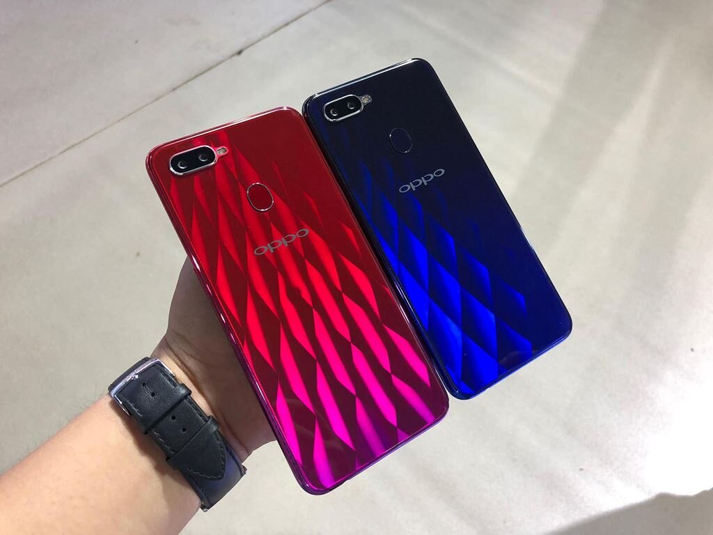 Mặt sau Oppo F9 có hiệu ứng chuyển màu độc đáo