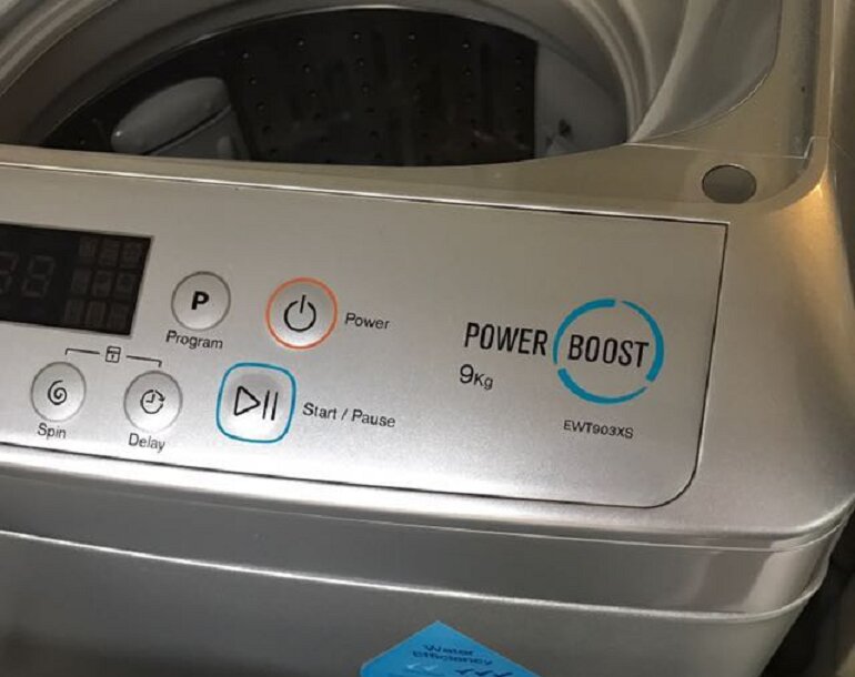 so sánh 2 máy giặt giá 5 triệu Electrolux ( cửa trên)