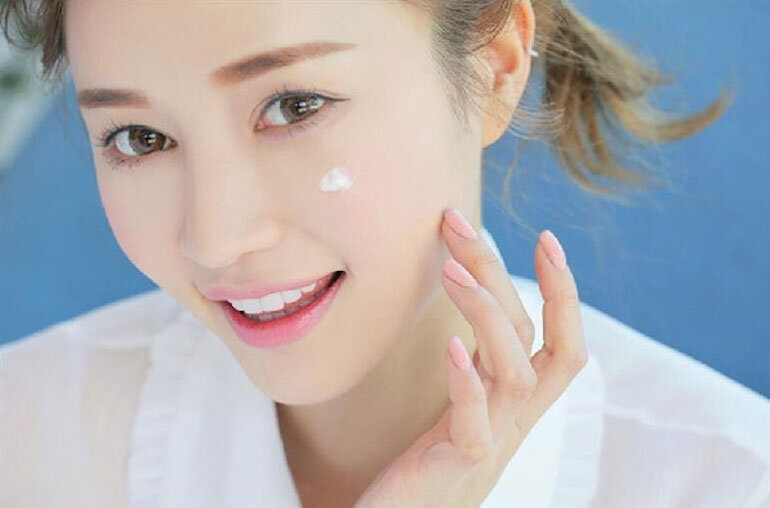 Bí quyết của một làn da sáng bóng, rạng rỡ kiểu Hàn Quốc chính là dưỡng ẩm.
