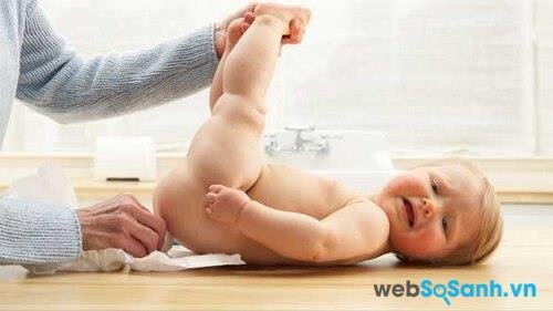 Bé dưới 3 tháng tuổi nên tuyệt đối đo nhiệt độ ở hậu môn