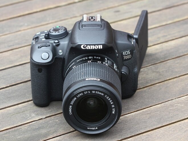 Thiết kế bên ngoài của Canon 700D khá nhỏ gọn