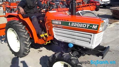 Ghế ngồi thoải mái trên máy cày Kubota L2202 giúp người điều khiển máy cày cảm thấy thoải mái hơn