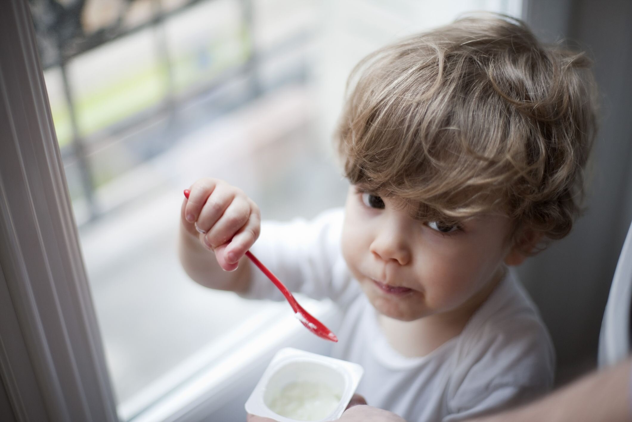Cho trẻ ăn cốm hoặc men vi sinh để hỗ trợ hệ tiêu hóa cho trẻ