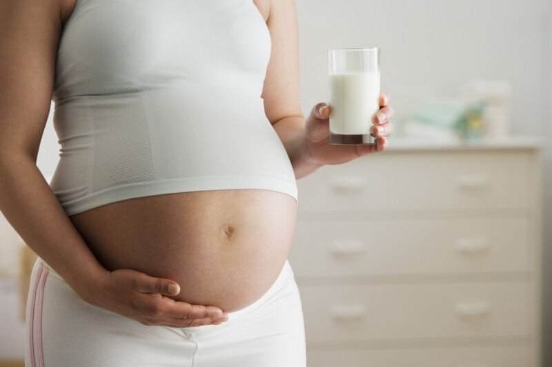 Mẹ bầu cần được bổ sung mỗi ngày ít nhất 2 ly sữa để có sức khỏe tốt cho cả mẹ và thai nhi