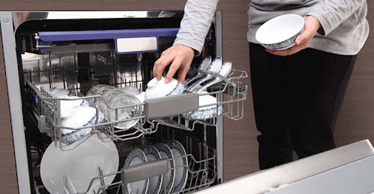 Nên vệ sinh khoang máy mỗi tháng 1 lần Máy rửa bát Bosch SMS6ECI93E