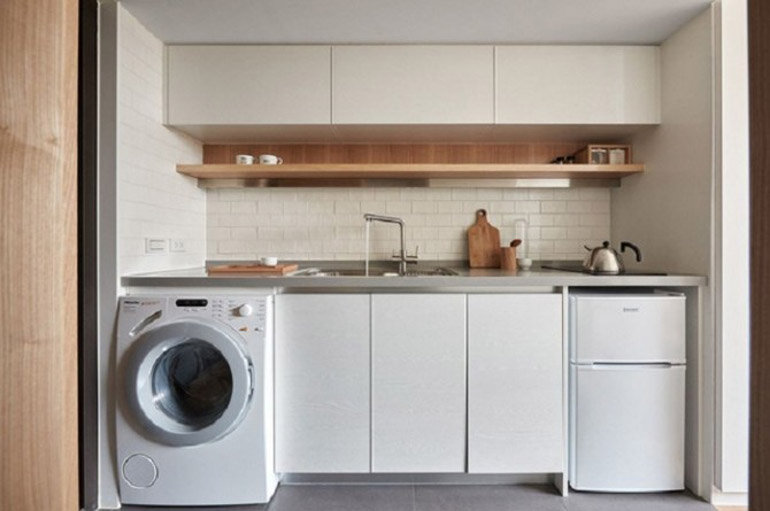 Máy giặt âm tủ bếp tiết kiệm diện tích cho gia đình bạn.