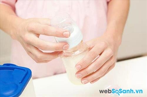 Sử dụng nước quá nóng hoặc quá lạnh để pha sữa cho bé là việc làm hoàn toàn sai lầm