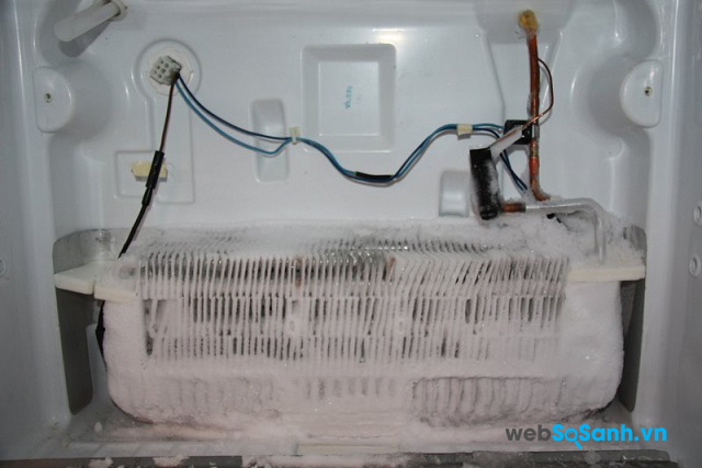 Nếu tủ lạnh đóng tuyết dạng thông thường, bạn chỉ cần vệ sinh và làm tuyết tan là được