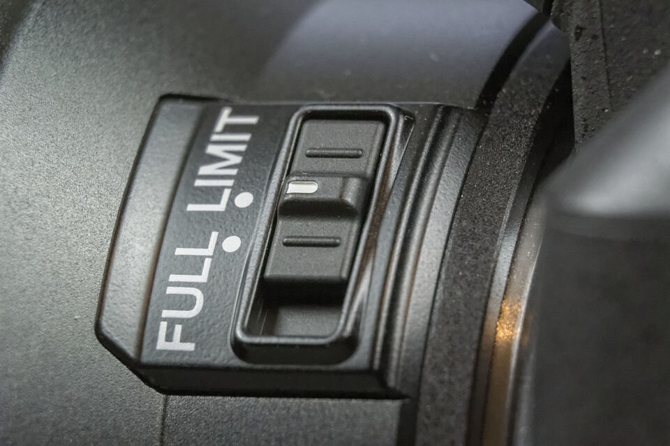Nikon 1 70-300mm f/4.5-5.6 VR có 2 switch FULL / LIMIT 