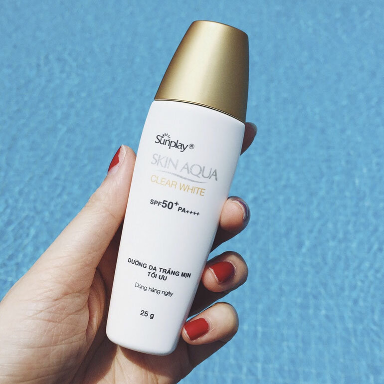 Kem chống nắng Sunplay skin Aqua CLEAR WHITE SPF50+ PA++++ chất kem mịn thẩm thấu nhanh, bổ sung các dưỡng chất cần thiết cho da, bảo vệ và chăm sóc da suốt nhiều giờ liền