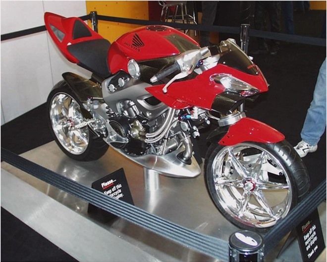 Những năm đầu 2000, sportbike chưa thật sự có thị phần trên thị trường xe máy. Tuy nhiên, năm 2001, Honda tung ra bản concept Xasis, sử dụng động cơ V-Twin với kiểu dáng của một chiếc sportbike. Cũng kể từ đó, mẫu concept này vẫn chỉ dừng lại ở dạng xe ý tưởng. 
