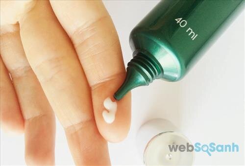 Kem dưỡng da ban đêm Vichy Normaderm Night Detox có kết cấu màu trắng, thấm nhanh vào da