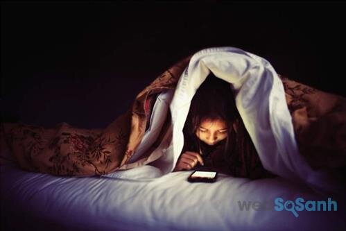 Sử dụng điện thoại trước khi ngủ gây hai cho sức khỏe của bạn