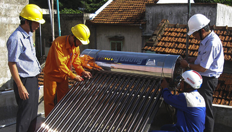 Bình nước nóng năng lượng mặt trời của Tân Á được bảo hàng tận tình