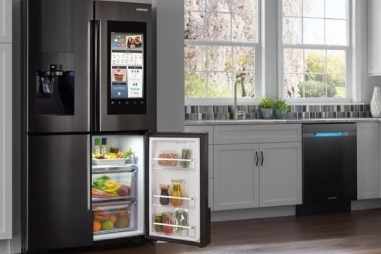 Tủ lạnh Samsung 4 cánh với thiết kế giúp bạn dễ dàng vệ sinh, lau chùi