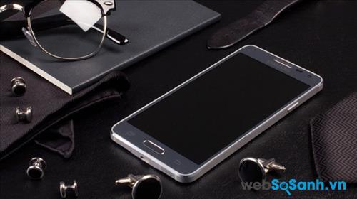 Galaxy A7 sử dụng thiết kế kim loại nguyên khối giúp chiếc điện thoại trở nên sang trọng