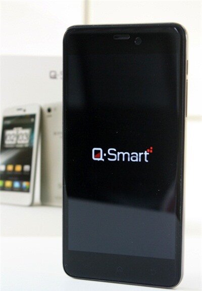 Mở hộp Q-Smart Dream SI: Smartphone lõi tứ 1.5Ghz, màn hình Full HD, camera 13MP