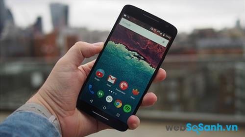 Moto X Play màn hình lớn 5.5 inch, độ phân giải 1080p, cùng mật độ điểm ảnh 401 pixel mỗi inch.