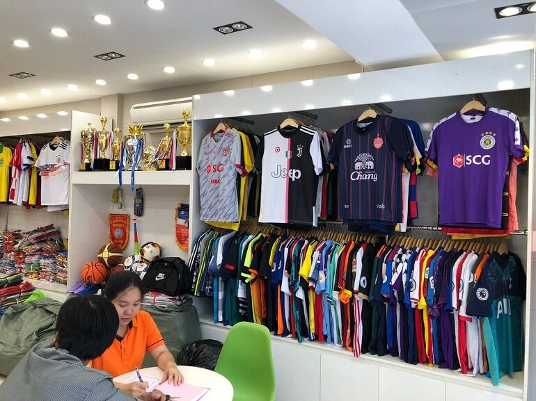 Nên mua áo bóng đá tại cửa hàng có quy mô lớn và chuyên đồ thể thao