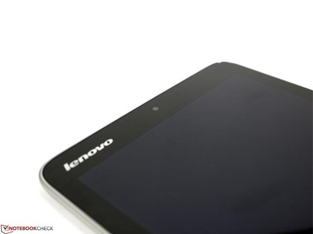 Viền màn hình phía trước của máy có logo thương hiệu Lenovo nổi bật với tông màu trắng và cụm camera phụ 2MP