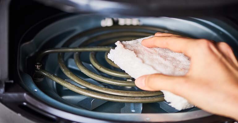 Vệ sinh nồi chiên Delonghi sau khi sử dụng giúp bảo quản nồi chiên tốt hơn nồi chiên không dầu Delonghi