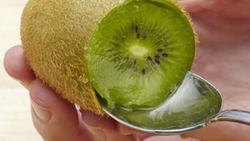 Dùng thìa để gọt kiwi đơn giản, dễ dàng