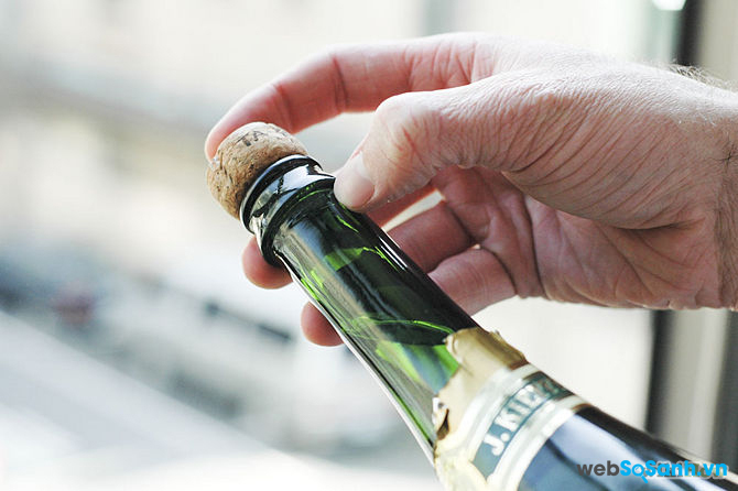 7 bước đơn giản để mở chai Champagne với một chiếc dao