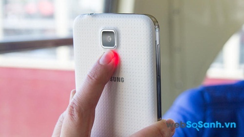 Galaxy S5 tích hợp cảm biến nhịp tim để bạn theo dõi sức khoẻ