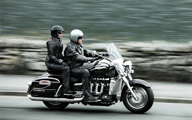 Triumph Rocket III Touring là mẫu được phát triển từ tháng 2/2004 để đánh chiếm thị phần xe đường trường phân khối lớn. So với những thế hệ ra mắt trước đó, Triumph Rocket III Touring nhận được một số thay đổi ở hệ thống khung sườn thép, gắp sau và động cơ cũng đạt mô-men xoắn cao hơn ở vòng tua thấp, 209 Nm tại 2.025 vòng/phút. Xe được trang bị khối động cơ 2.294 phân khối, làm mát bằng dung dịch. 