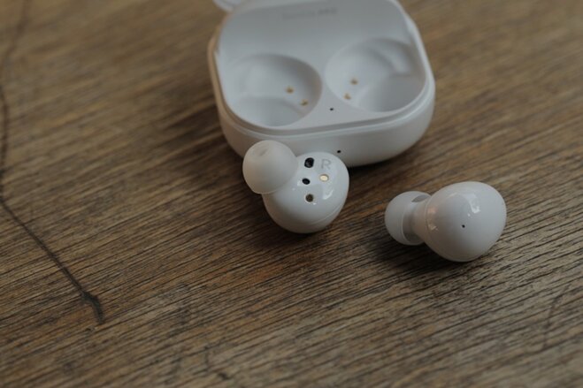 tai-nghe-samsung-galaxy-buds-2