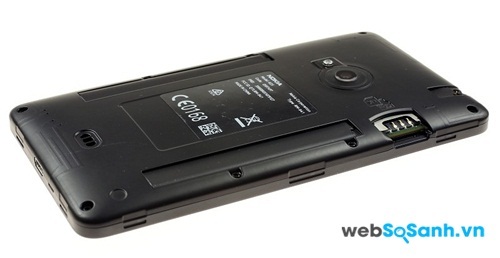 Không có thiết kế nguyên khối nhưng pin của Lumia 625 là không thể tháo rời