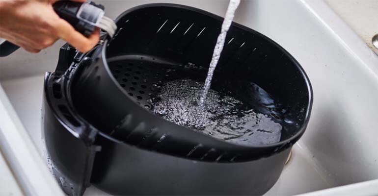 Nên vệ sinh nồi chiên không dầu thường xuyên để đảm bảo tuổi thọ lâu dài của sản phẩm Khử mùi nồi chiên không dầu