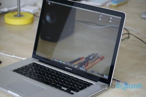 Không nên xịt thẳng dung dịch lên màn hình laptop