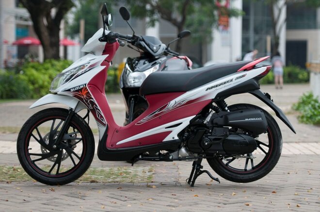 Suzuki Hayate với yếm đỏ ấn tượng