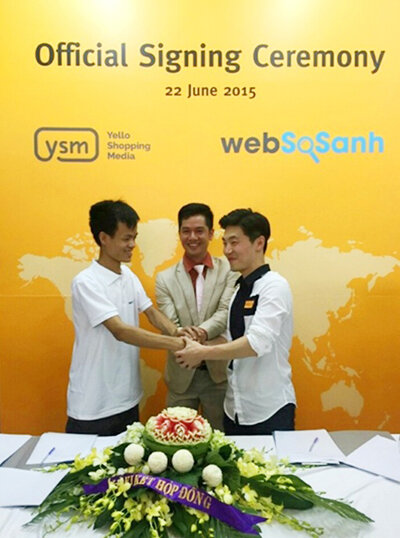 Tổng giám đốc Vũ Quang Trung và đồng sáng lập Lê Đắc Thịnh Đồng bắt tay với Tổng giám đốc YSM Sungwoo Choi tại buổi lễ ký kết.
