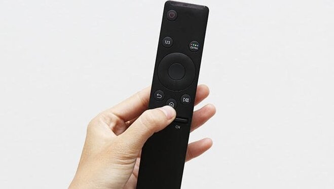 Nhấn vào biểu tượng nút Home trên remote.