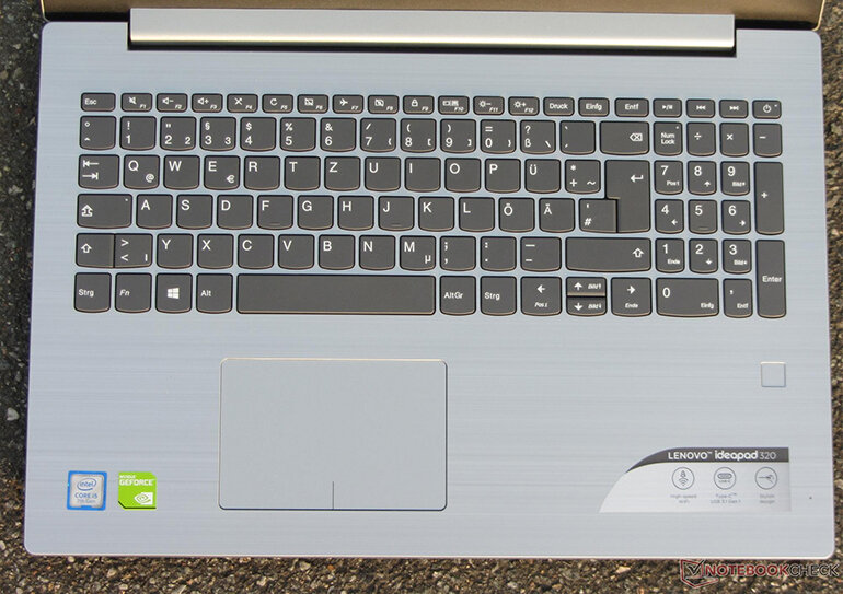 Bàn phím rộng rãi, touchpad dễ dàng điều khiển của Lenovo Ideapad 320 15IKB