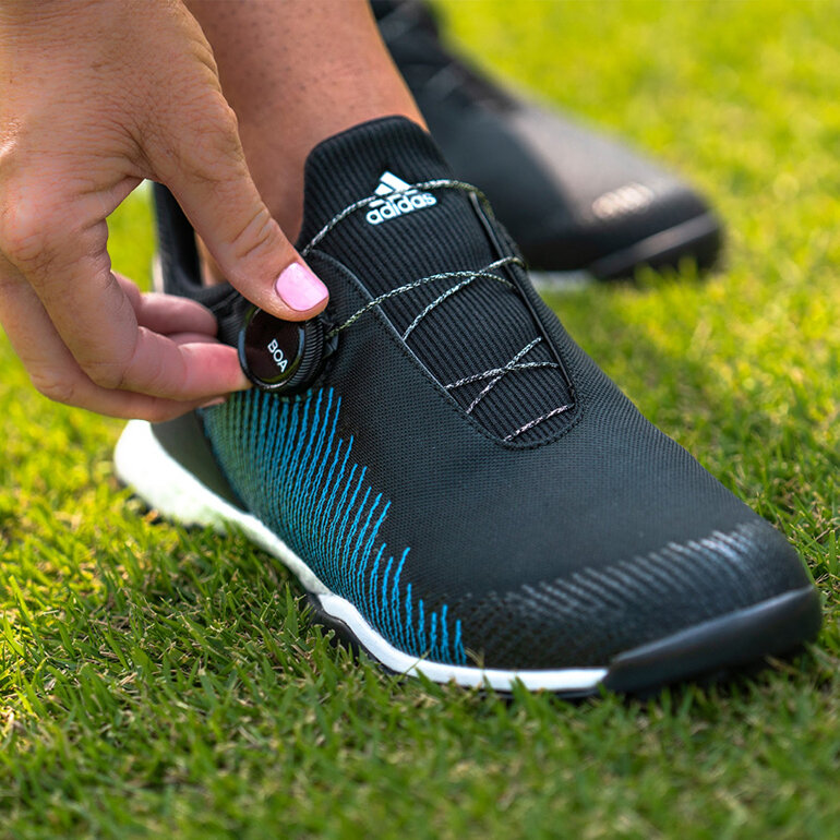 Giày golf Adidas có thiết kế đơn giản mà đẹp