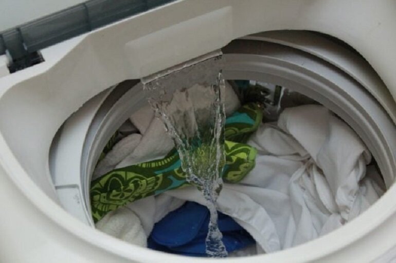 Lỗi máy giặt không vắt do van cấp nước không tự đóng